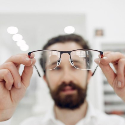 Reparación y ajuste de gafas